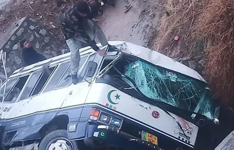 مانسہرہ ، تیز رفتار کوسٹر حادثے کا شکار ، ڈرائیور جاں بحق ،6 افراد زخمی