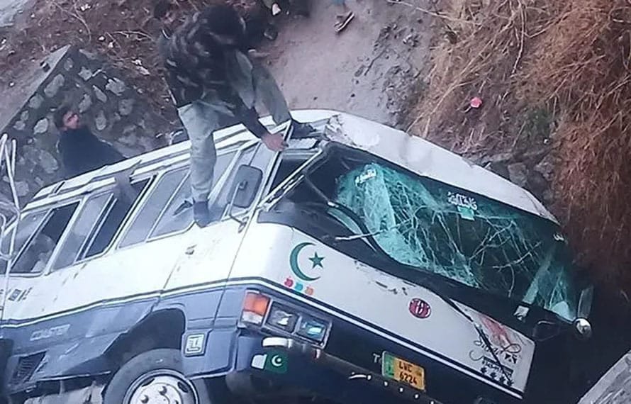 مانسہرہ ، تیز رفتار کوسٹر حادثے کا شکار ، ڈرائیور جاں بحق ،6 افراد زخمی