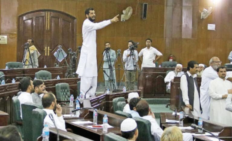 میئر پشاور کے اجلاس نہ بلانے پر ارکان گیٹ توڑ کر کونسل ہال میں داخل
