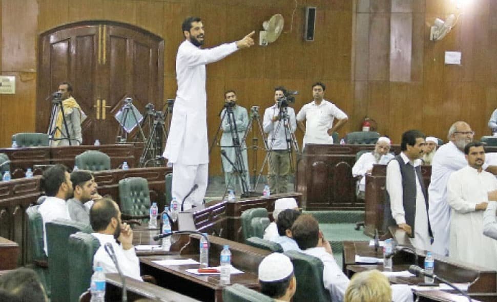 میئر پشاور کے اجلاس نہ بلانے پر ارکان گیٹ توڑ کر کونسل ہال میں داخل