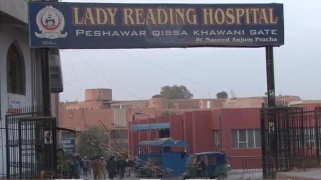 لیڈی ریڈنگ ہسپتال کےسکیورٹی گارڈ کا شہری پر تشدد