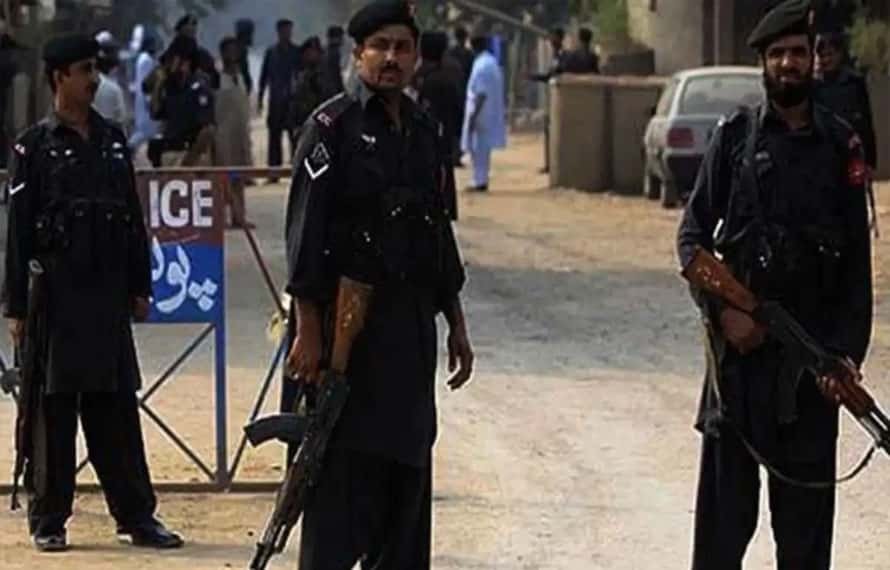 مالاکنڈ میں لیویز اہلکاروں کا دھرنا، ڈپٹی کمشنر کی گاڑی کو گھیر لیا