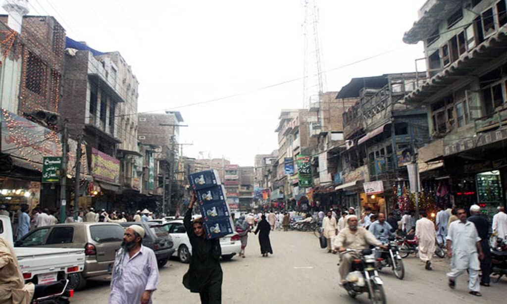 پیپل منڈی میں دکانوں کا معائنہ ،مضر صحت لولی پپ بیچنے پر متعدد دکاندار گرفتار