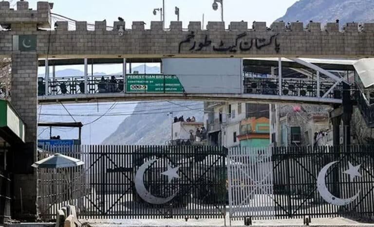 سرحدی کشیدگی برقرار، طورخم بارڈر چوتھے روز بھی بند،مسافر بھی پھنس گئے