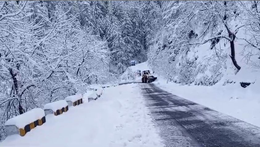 ایبٹ آباد گذشتہ روزسے جاری بارش اور برفباری کا سلسلہ رک گیا