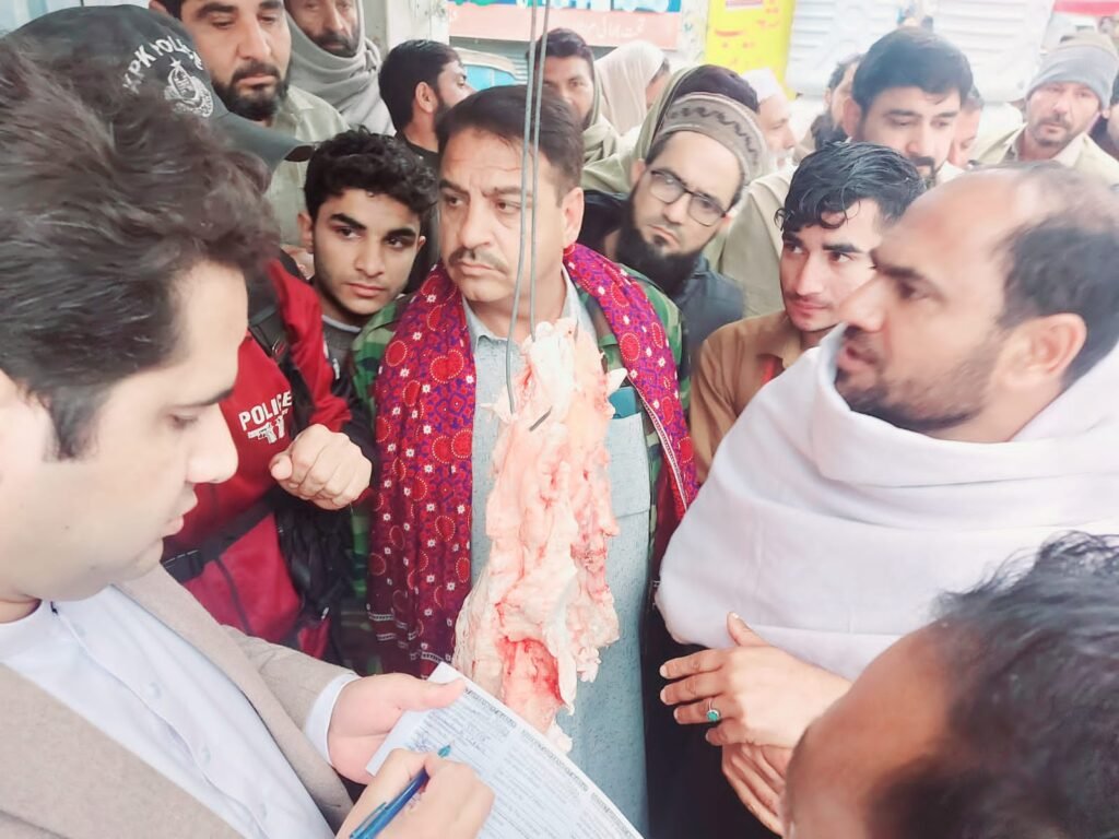 اسسٹنٹ کمشنر تخت بھائی جنید خالد کا پرائس مانیٹرنگ ڈیسک کا دورہ