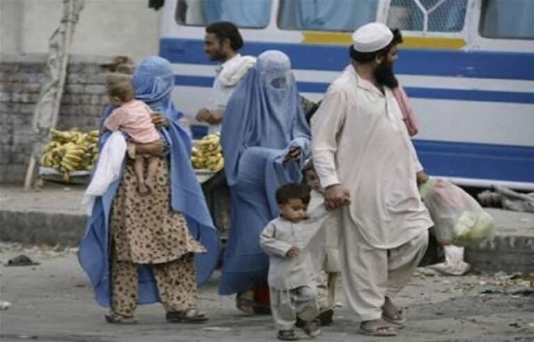 افغان مہاجرین کے انخلا میں 14دن باقی ، بروقت جانیوالوں کیخلاف کوئی کارروائی نہیں ہوگی ، حکومت