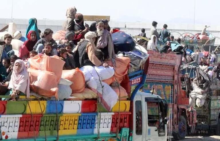 پشاور میں غیر قانونی طورپر مقیم افغان شہریوں کیخلاف کریک ڈائون کا فیصلہ