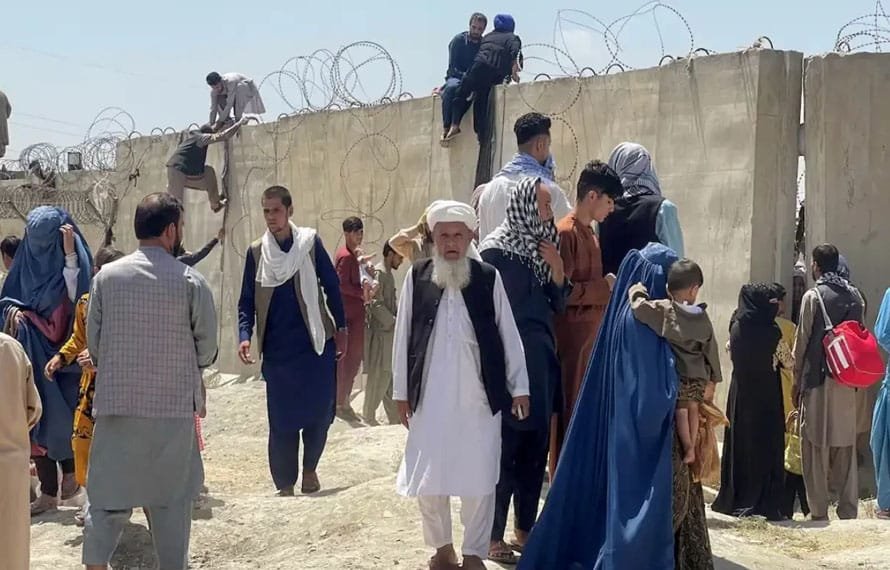 غیرقانونی افغان مہاجرین نے پاکستان کے ساتھ ساتھ ایران کی ناک میں بھی دم کردیا