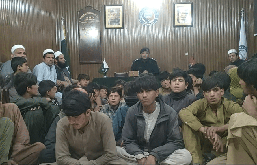 طورخم بارڈر پرسمگلنگ میں ملوث 50افغانی بچے افغانستان ڈی پورٹ