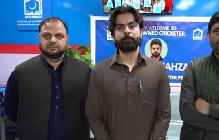 سابق کرکٹر احمد شہزاد کا تھیلیسیمیا سینٹر پشاور کادورہ، تحائف تقسیم