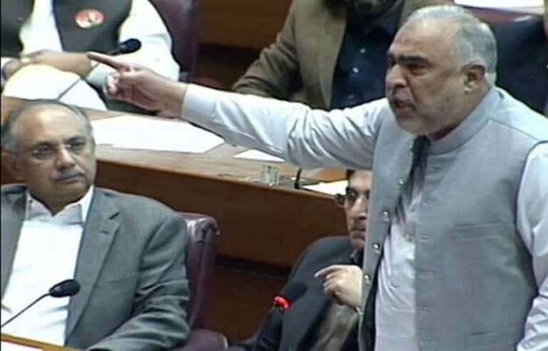 ٹرین حملہ،وزیر دفاع کو ذرا سی بھی شرم ہوتی تو آج استعفیٰ دے دیتے، اسد قیصر