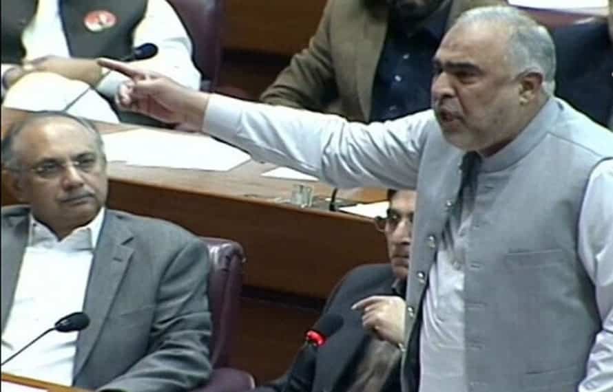 ٹرین حملہ،وزیر دفاع کو ذرا سی بھی شرم ہوتی تو آج استعفیٰ دے دیتے، اسد قیصر