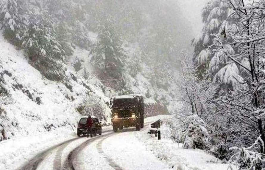 استور میں برفباری سے زمینی رابطہ منقطع