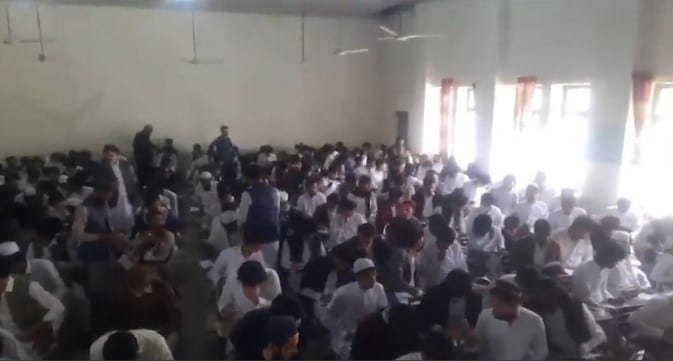 خیبر پختونخوا میں میڈیکل ڈپلومہ امتحانات کے دوران بے انتظامی کے مناظر دیکھنے کو ملے