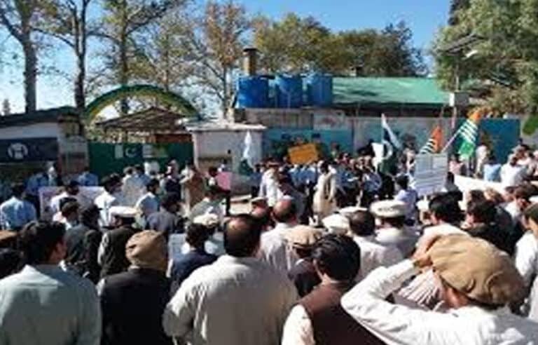 رمضان ، سردی کے باوجودکرم پریس کلب کے باہر احتجاجی دھرنا آج نویں روز بھی جاری
