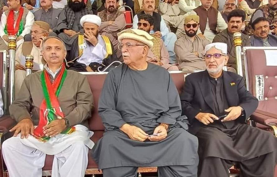 سیاسی جماعتیں غیر قانونی حکومت کیخلاف آواز اُٹھائیں ، اپوزیشن لیڈر عمر ایوب خان