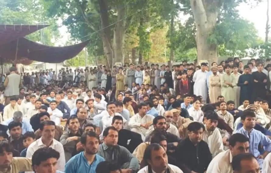 راستوں کی بندش اور بدامنی کیخلاف کرم پریس کلب کے سامنے احتجاجی دھرنا گزشتہ15 روز سے جاری