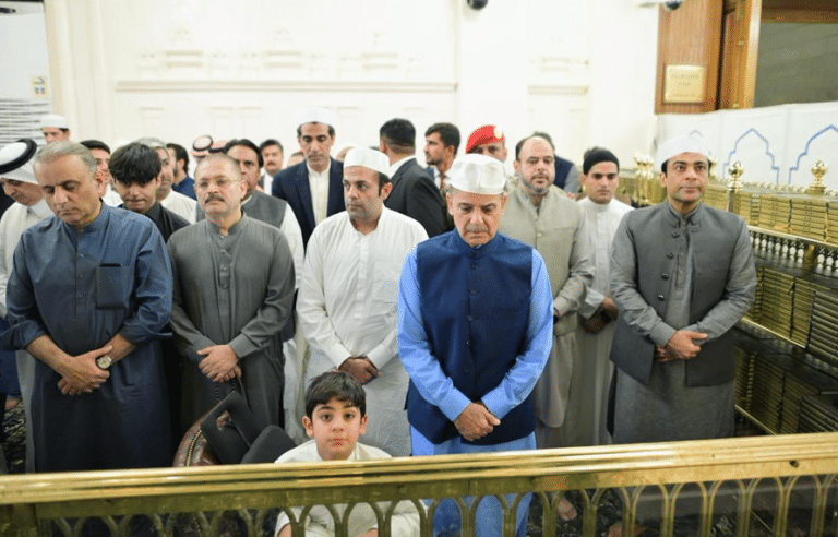 وزیراعظم شہباز شریف کی مسجد نبویﷺ میں حاضری