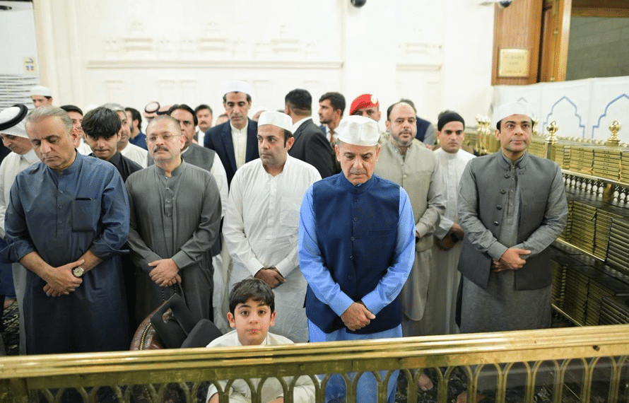 وزیراعظم شہباز شریف کی مسجد نبویﷺ میں حاضری