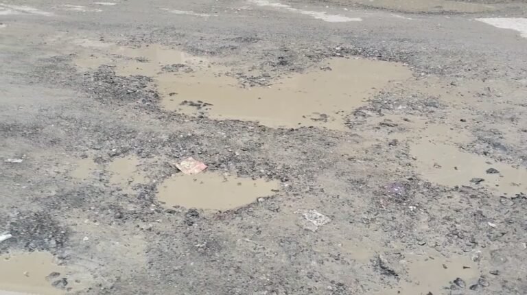 ٹھنڈیانی روڈ کی تعمیر تاخیر کا شکار، مقامی افراد اور سیاح پریشان