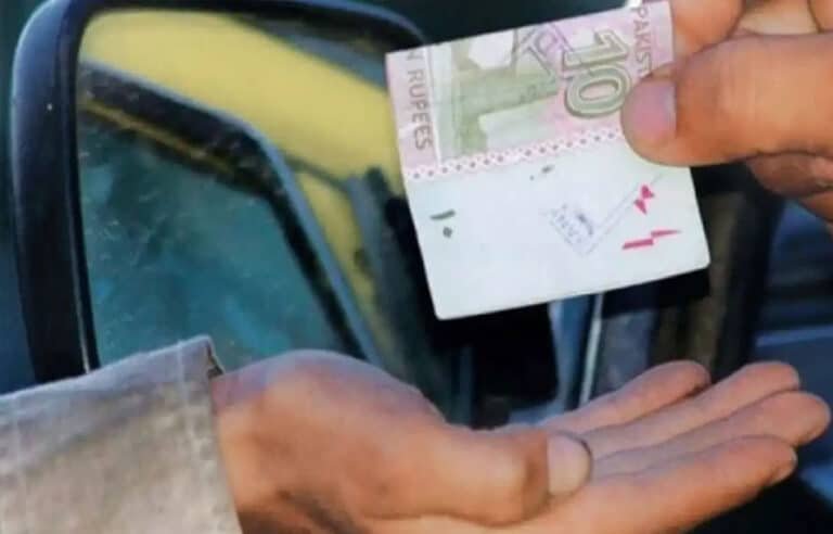 یہ ہوئی نا بات !خیبر پختونخوا پولیس پنجاب کے اندھے بھکاری کی بینائی واپس لے آئی ، 15سال سے فراڈ کا اعتراف