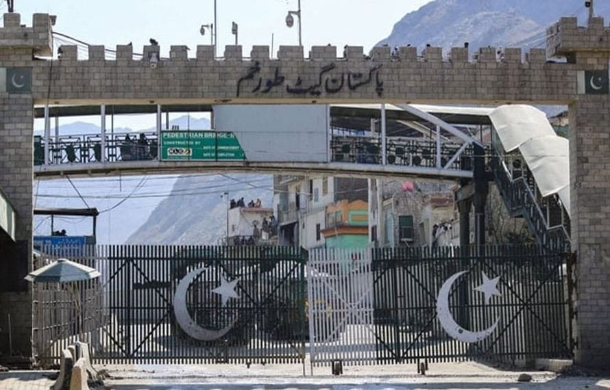 پاک افغان طورخم تجارتی گزرگاہ 25 روز بند رہنے کے بعد کھولنے کا فیصلہ