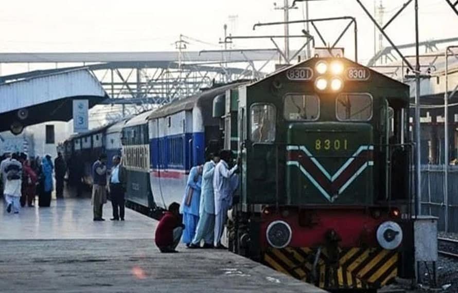 عید پر تمام مسافر ٹرینوں کے کرایوں میں 20 فیصد کمی