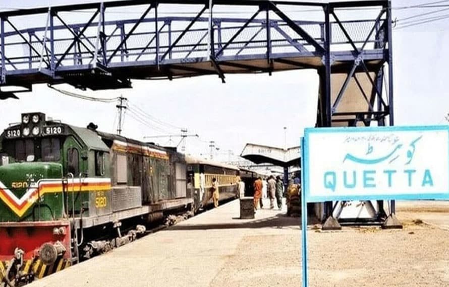 کوئٹہ سے عید اسپیشل ٹرین پشاور روانہ،9بوگیوں پر مشتمل ٹرین میں300 مسافر سوار ہیں