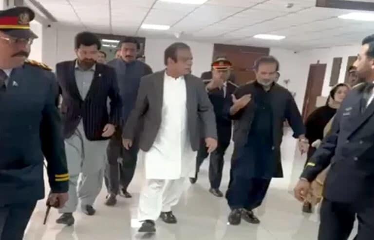 پی ٹی آئی کے گرفتار سینیٹر عون بپی ایوانِ بالا پہنچ گئے، چیئرمین سینیٹ سے ملاقات