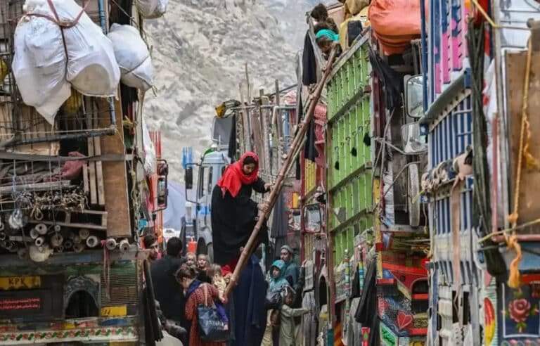 طورخم بارڈر کے راستے 152 افراد پر مشتمل 10 افغان خاندان افغانستان واپس چلے گئے