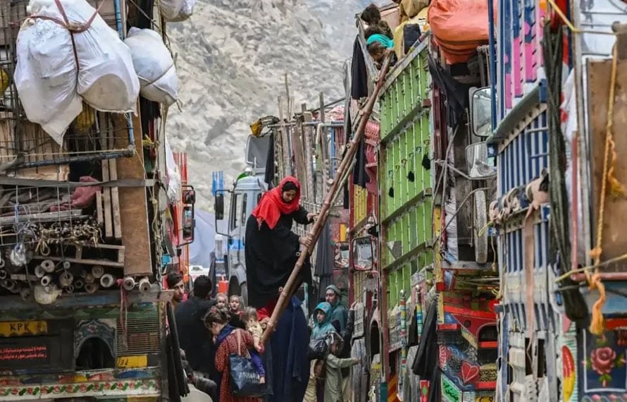 طورخم بارڈر کے راستے 152 افراد پر مشتمل 10 افغان خاندان افغانستان واپس چلے گئے
