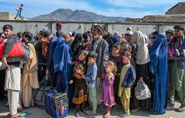 افغان مہاجرین کی نشاندہی کیلئے وزیر داخلہ کی ہیلپ لائن قائم ،2772سے زائد گرفتار