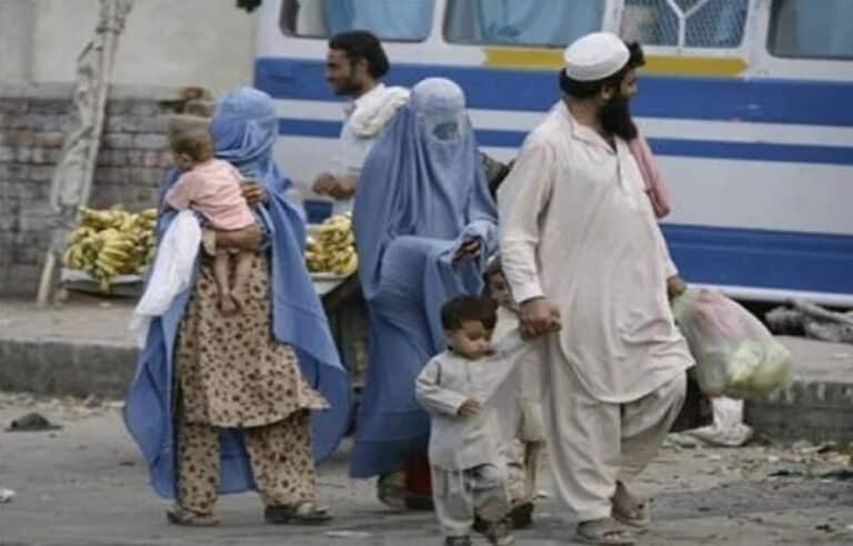 افغان مہاجرین کیخلاف آپریشن میں تیزی آگئی ،مزید 140 باشندوں کو حراست میں لے لیا گیا ،قائم عارضی کیمپ منتقل