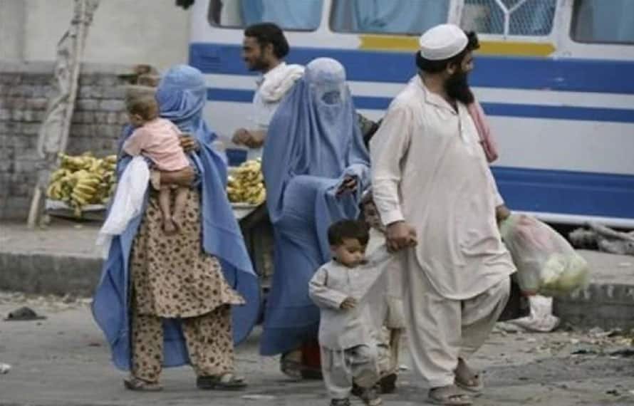 افغان مہاجرین کیخلاف آپریشن میں تیزی آگئی ،مزید 140 باشندوں کو حراست میں لے لیا گیا ،قائم عارضی کیمپ منتقل