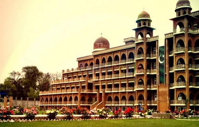 زرعی یونیورسٹی پشاور میں اساتذہ اور دیگر عملے کا تنخواہوں کی عدم ادائیگی پر احتجاج