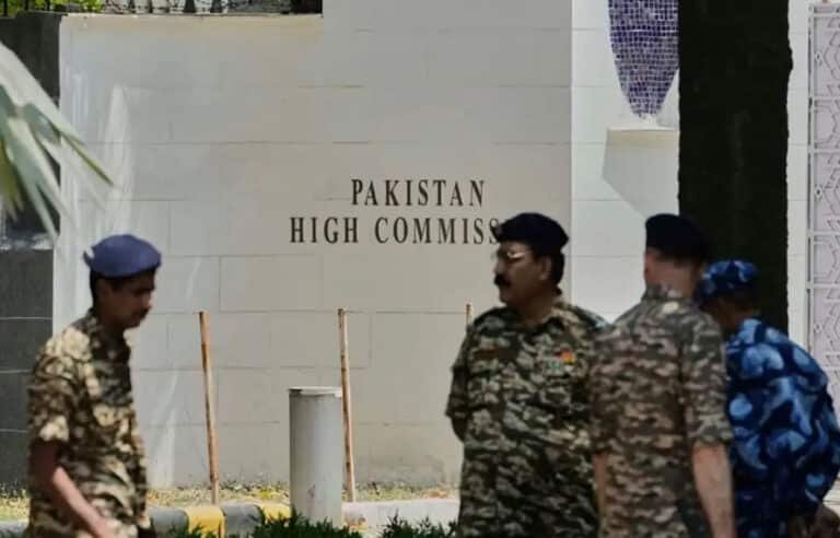 پاک بھارت کشیدگی شدت اختیار کر گئی،دفاعی عہدیداروں نے ہائی کمیشنز چھوڑ دیئے، عملہ محدود