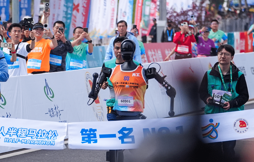 بیجنگ ہاف میراتھن میں روبوٹس کی دوڑ، رفتار میں پیچھے، ٹیکنالوجی میں آگے