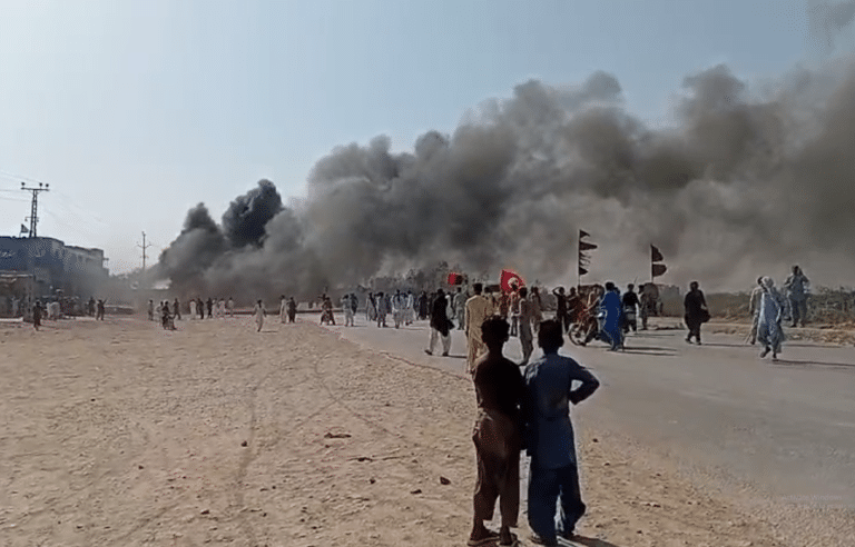 کراچی میں کینالز کے خلاف احتجاج، پولیس اور وکلا آمنے سامنے، شہر میں صورتحال کشیدگی