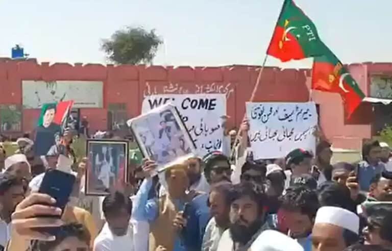 کرک میں پی ٹی آئی یوتھ کنونشن بد نظمی کا شکار، کارکنوں کا اپنی ہی حکومت کیخلاف احتجاج