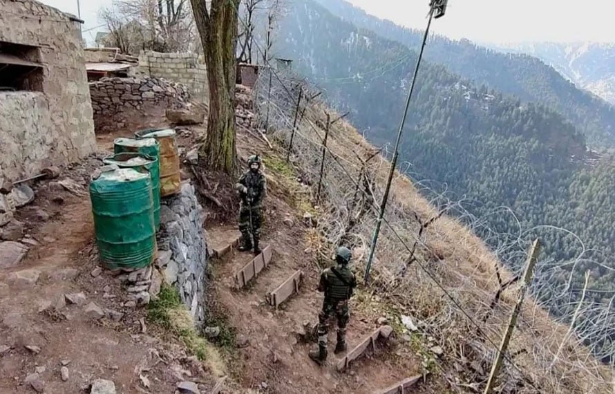 ایل او سی پر غیر معمولی سرگرمیاں، بھارتی فوج نے سرحدی دیہات خالی کرا لیے