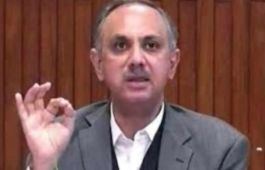 عمر ایوب کی حکومت پر تنقید، بانی پی ٹی آئی سے ملاقات روکنے کی کوششوں کا الزام،کیا بات چیت ہوئی ؟ جانئے