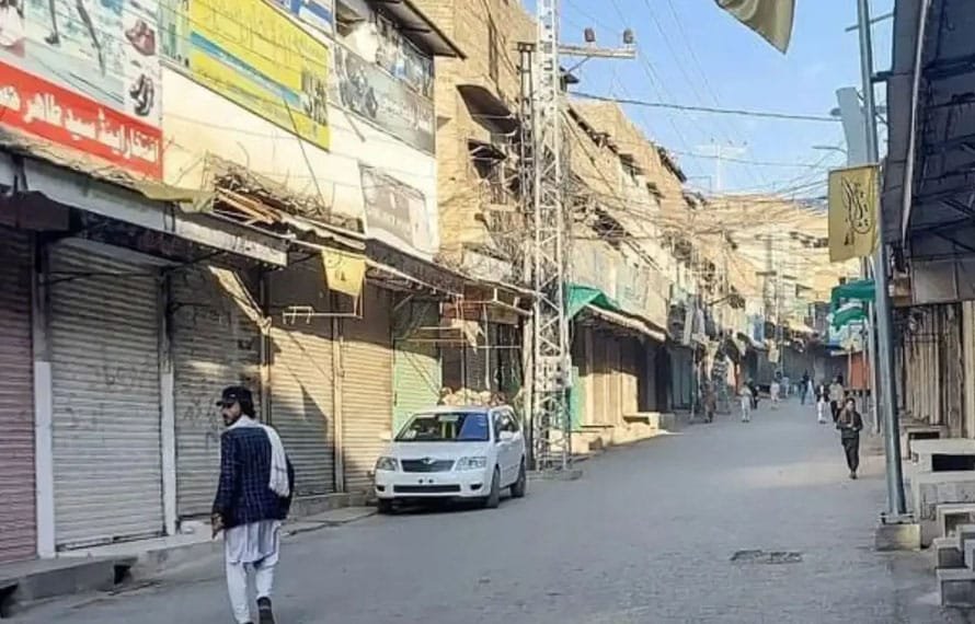 راستوں کی طویل بندش کیخلاف شٹر ڈائون ہڑتال جاری ،27 رمضان کے بعد سے ایک بھی گاڑی پارا چنار نہیں پہنچی،شہریوں کو مشکلات