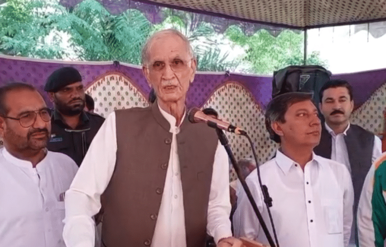پرویز خٹک نے حلقے کے عوام کو کھری کھری سنا دیں "آپ نے جس کو ووٹ دیا، اب اُسی سے امید رکھیں"