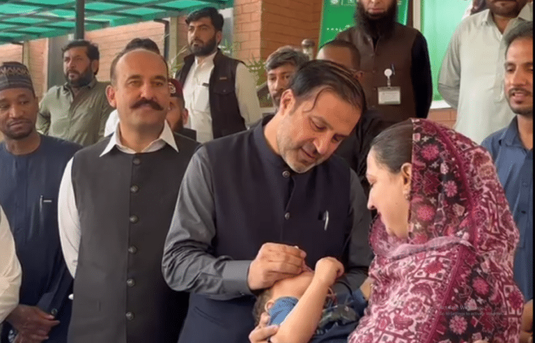 خیبرپختونخوا میں انسداد پولیو مہم کا آغاز، 65 لاکھ سے زائد بچوں کو قطرے پلانے کا ہدف مقرر