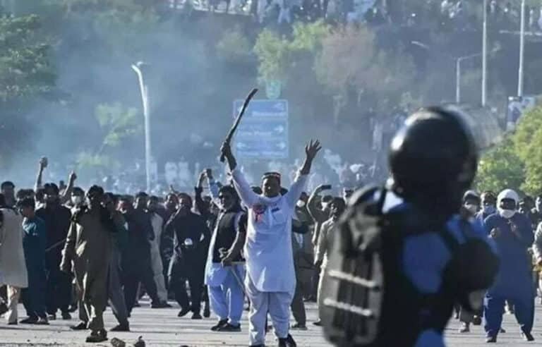 نااہلی کے خلاف احتجاج مہنگا پڑ گیا، پی ٹی آئی قیادت پر فردجرم عائد