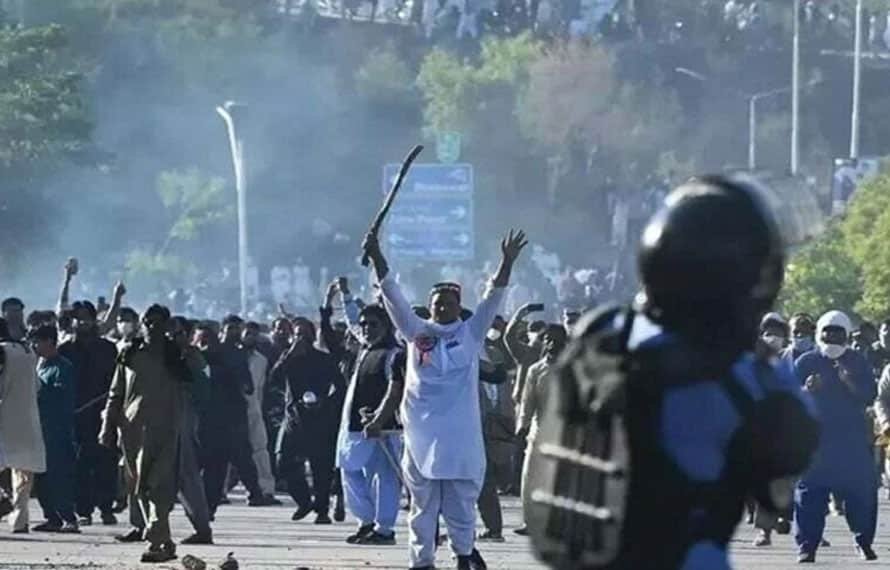 نااہلی کے خلاف احتجاج مہنگا پڑ گیا، پی ٹی آئی قیادت پر فردجرم عائد