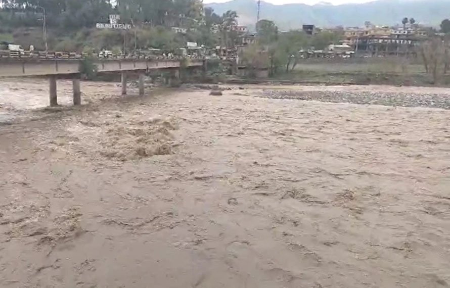 اپر چترال میں اونچے درجے کے سیلاب سے سڑکیں بند،فصلوں کو نقصان