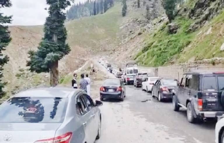 پانچ ماہ کی طویل بندش کے بعد شاہراہ کاغان کو ناران تک ٹریفک کیلئے کھول دیا گیا