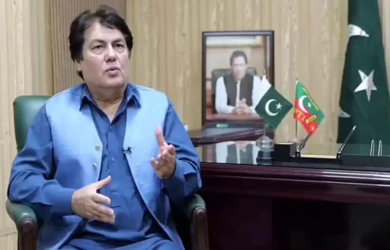 شہباز شریف کی آواز کو موبائل کی رنگ ٹون سے ہٹا دینا چاہیےکیونکہ عوام اس آواز سے تنگ آچکے ہیں ،بیرسٹر سیف